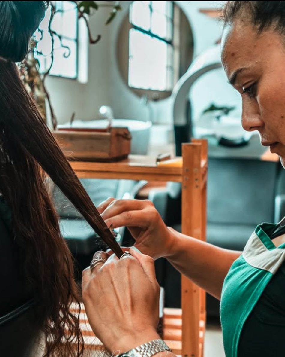 Profissional do MH Botânica durante um atendimento capilar